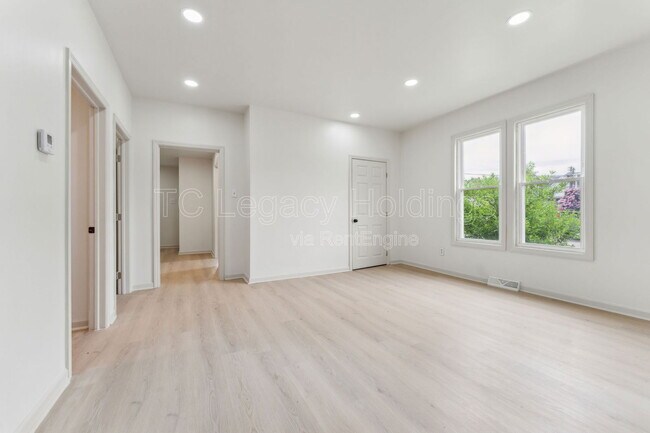 Building Photo - 421 Walnut Ave