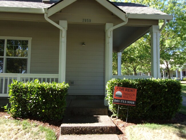 Building Photo - Meadows Townhome