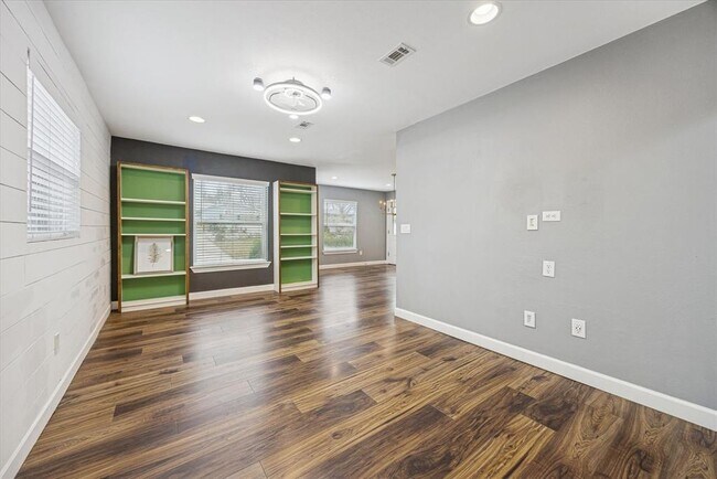 Building Photo - 2921 Pecan Springs Rd