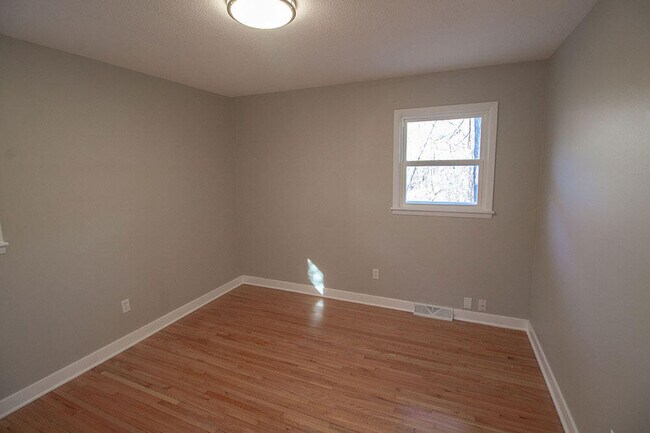 Building Photo - 715 Bluffdale Dr