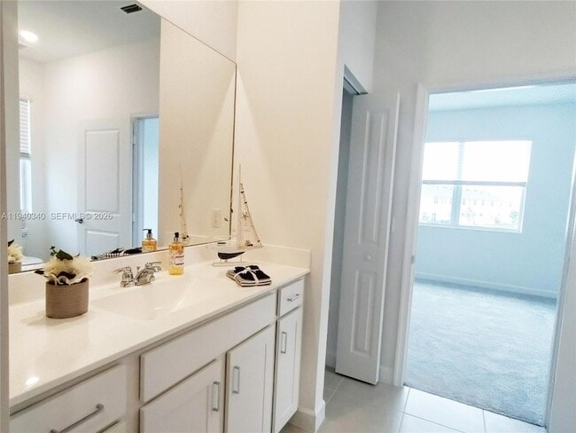 Building Photo - 400 SE Crossoak Ln