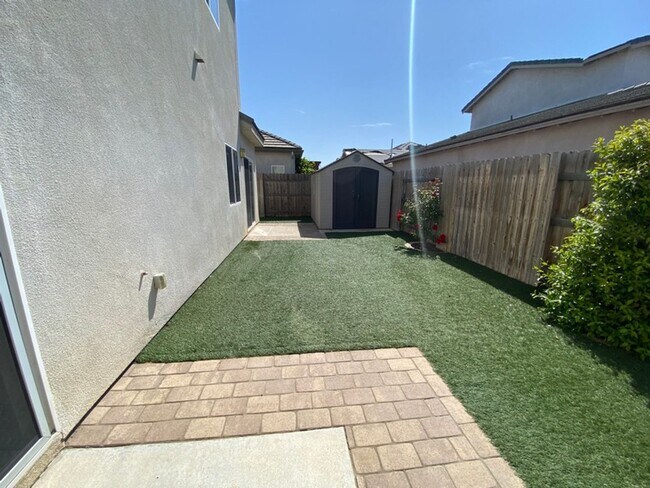Building Photo - Like New Spacious Home in Gated Community