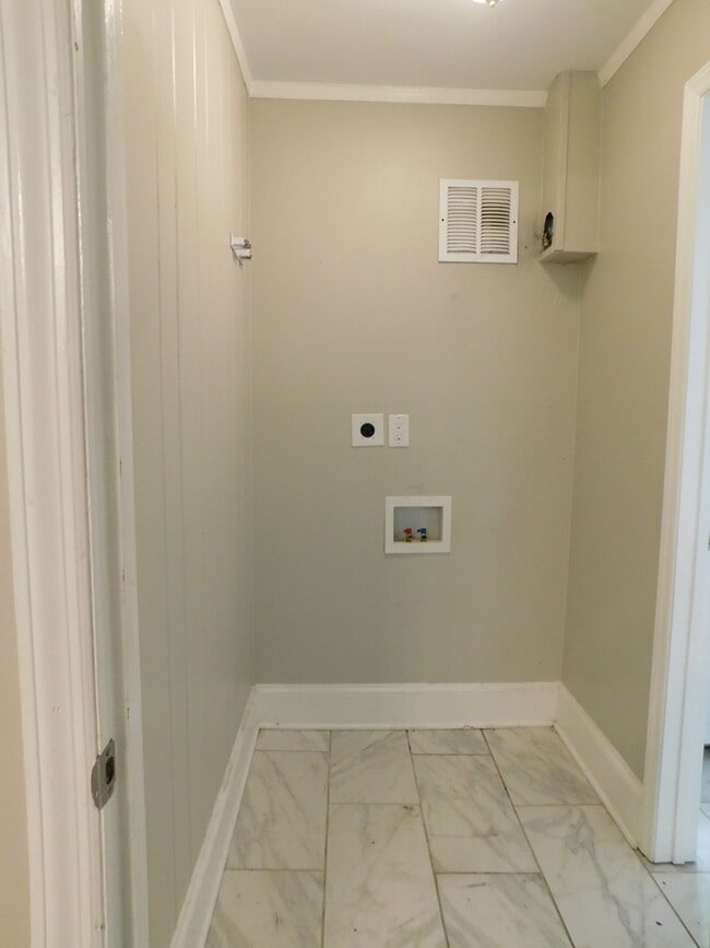 Building Photo - 411 Gray Dr