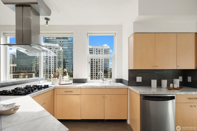 Building Photo - 2Bd/1.75Ba Bellevue Condo