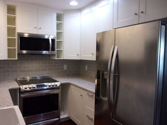 Building Photo - 3 Bedroom 2 Bath Home on over 1 Acre in Yo...