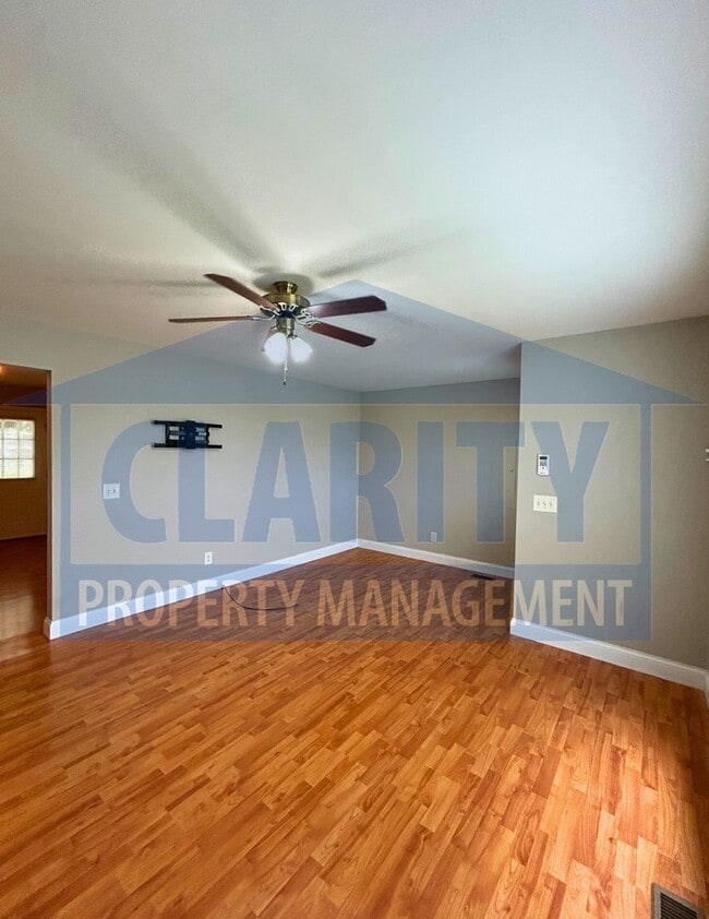 Building Photo - 3 bedroom home w/ fenced in backyard!