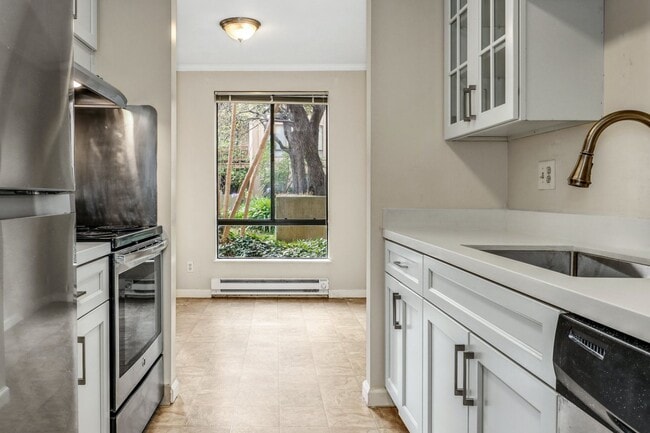 Building Photo - Sunny, 1 bedroom located on the 2nd floor ...