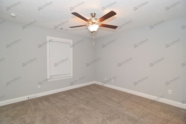 Building Photo - Like new 3 bed/3 bath single-family home f...