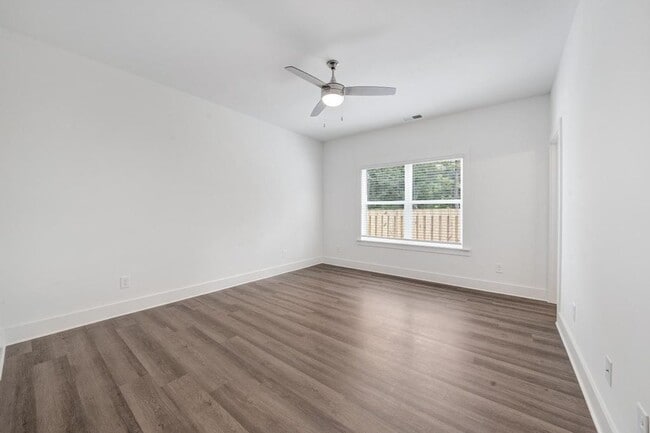 Building Photo - 2 Bedroom with Bonus Office!