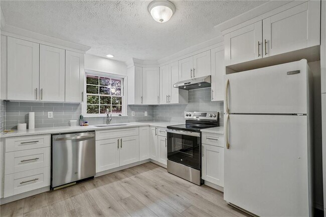 Building Photo - 2041 Collinswood Dr