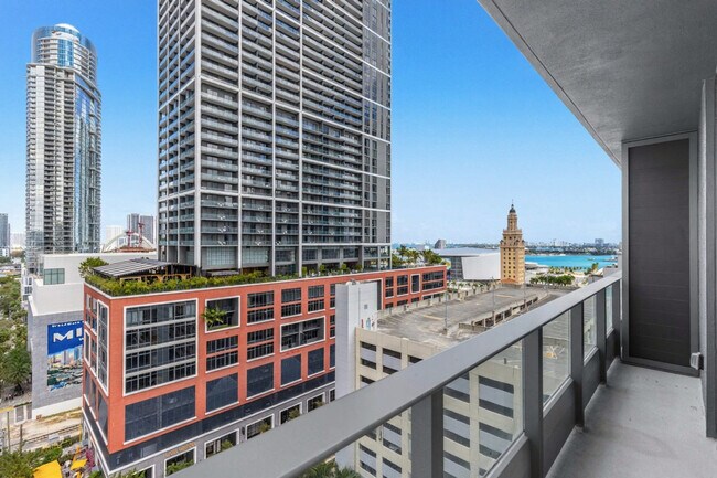 Building Photo - 501 NE 1st Ave