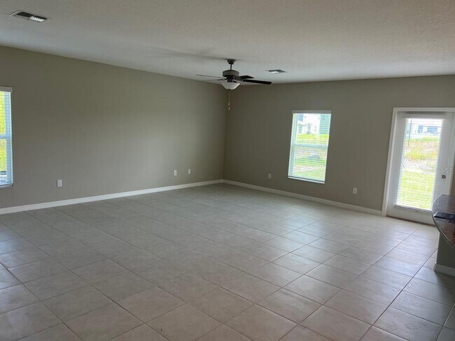 Building Photo - 580 Royal Empress Dr