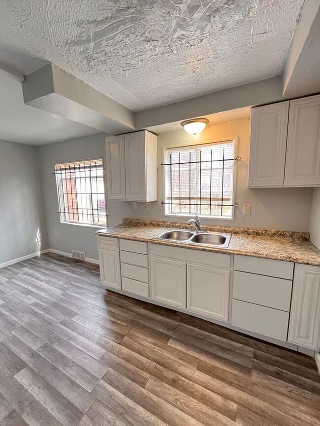 Building Photo - Charming 2-Bedroom Duplex Home / Pet-Frien...