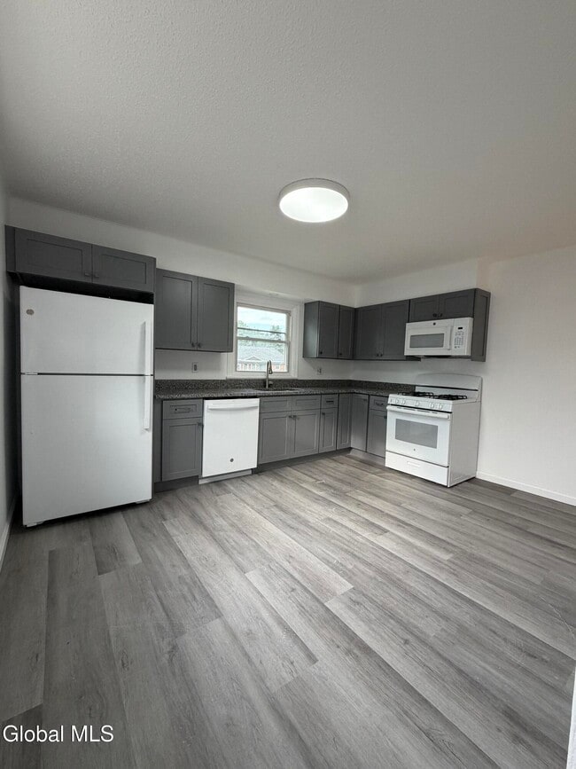 Building Photo - 5 Saybrook Dr
