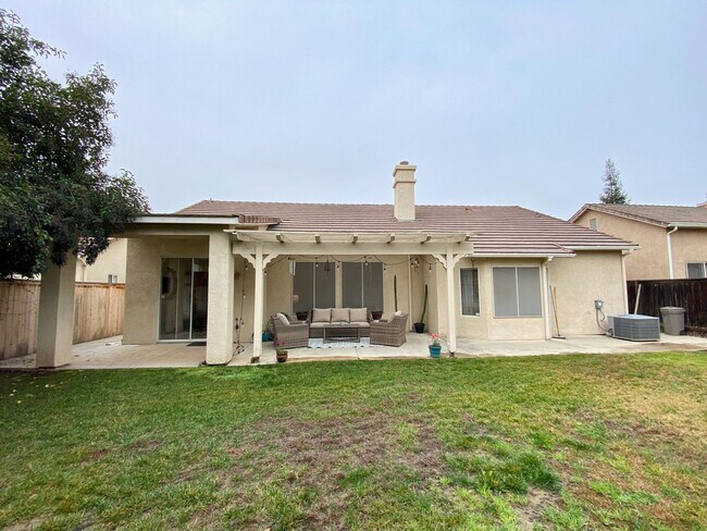 Building Photo - $2,450 Beautiful 3 Bedroom Home In  The Qu...