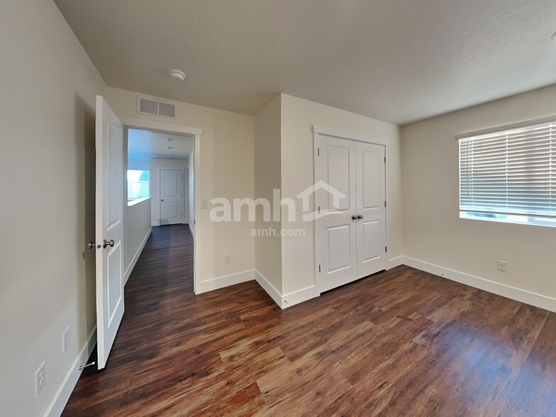 Building Photo - 1064 S Moorside Ave
