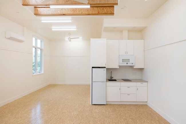 Building Photo - Bright Live-Work Studio with Tall Ceilings...