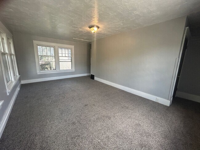 Building Photo - 3 Bedroom with a bonus room in East Davenport