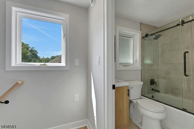 Building Photo - 405 Terhune Ave