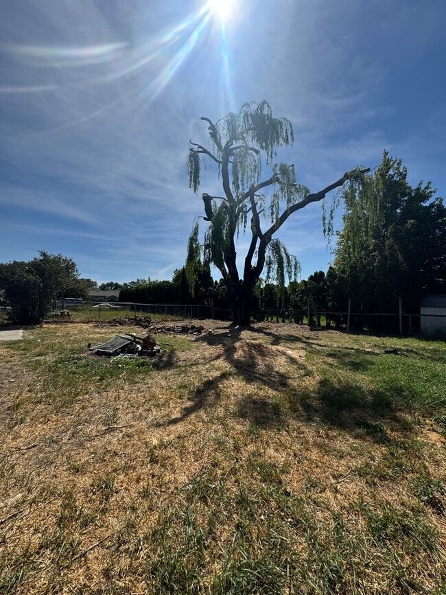 Building Photo - PET FRIENDLY 4 Bedroom 2 Bath