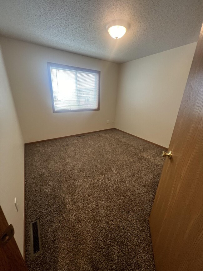 Building Photo - 4202 Estate Dr S