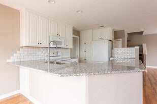 Building Photo - 1114 E 7th St