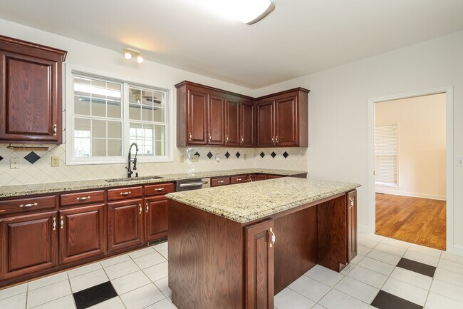 Building Photo - 110 Overhill Dr