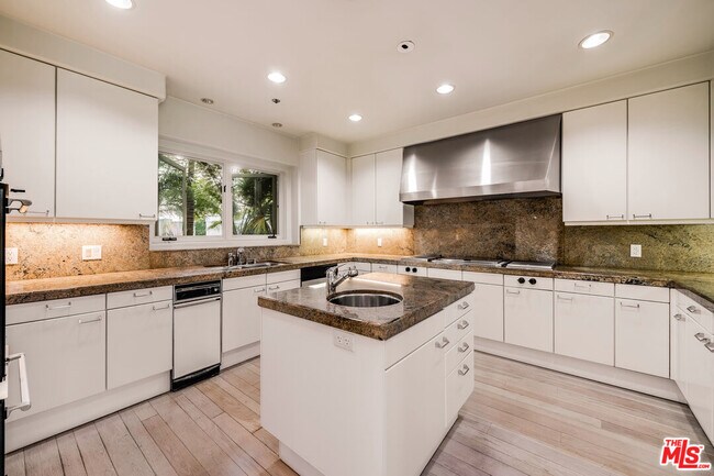 Building Photo - 1136 Calle Vista Dr