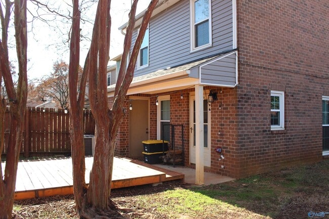 Building Photo - 101 Cresent Circle