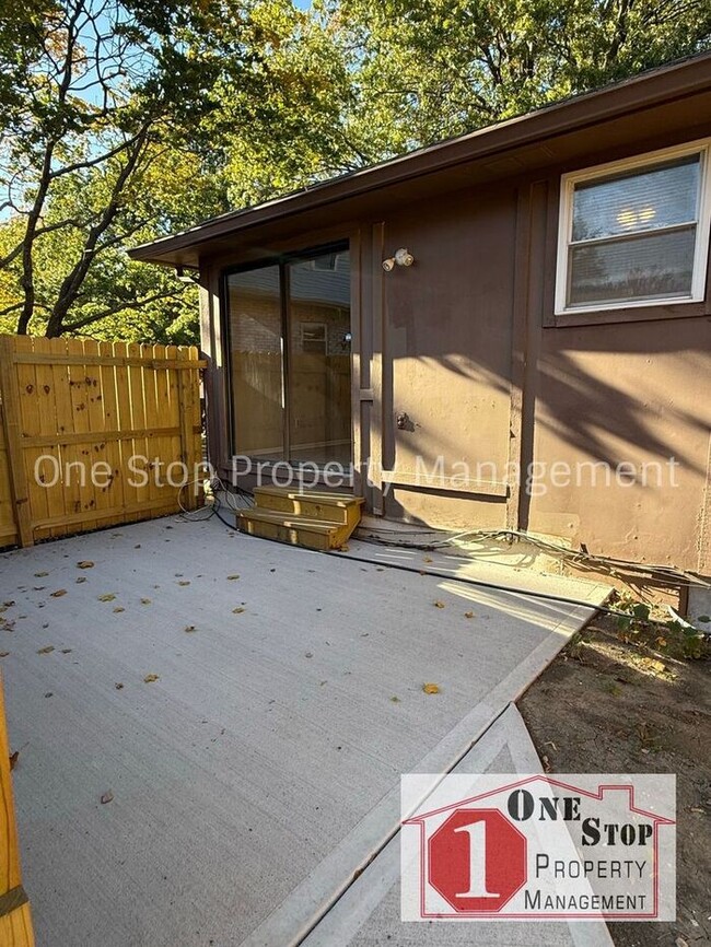 Building Photo - 3 bedroom, 2 bathroom duplex in Lee's Summit.