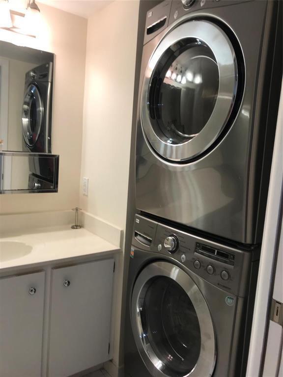 Building Photo - 2600 Collins Ave