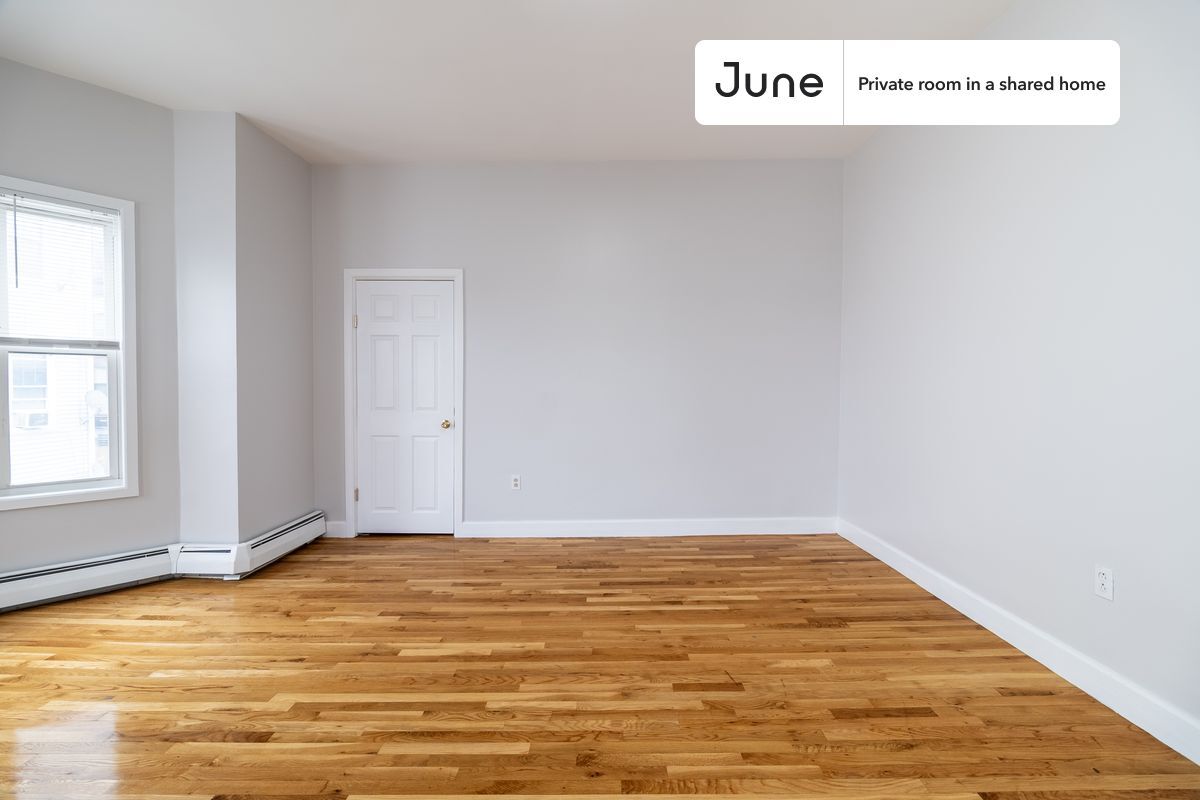 Building Photo - Private bedroom in 3 bed/1 bath Home