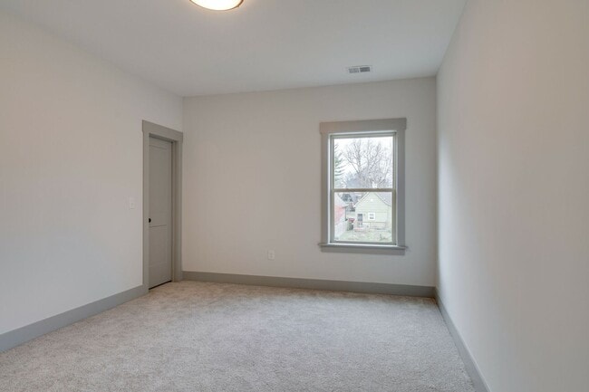 Building Photo - Stunning 3BE/2.5BA in the SHELBY PARK area! Easy DOWNTOWN access!