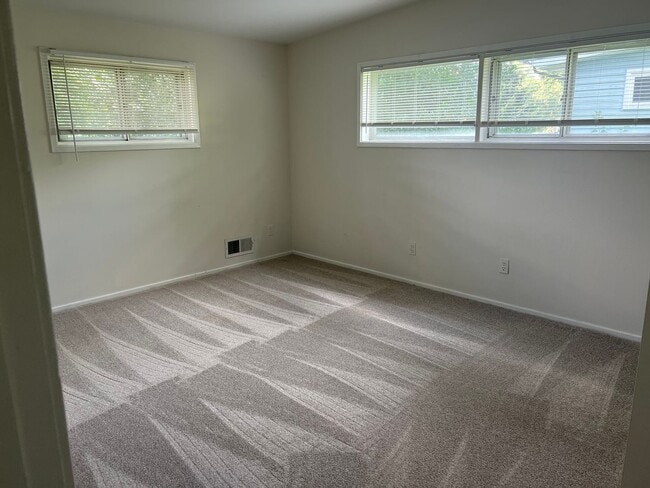 Building Photo - Spacious Split Level