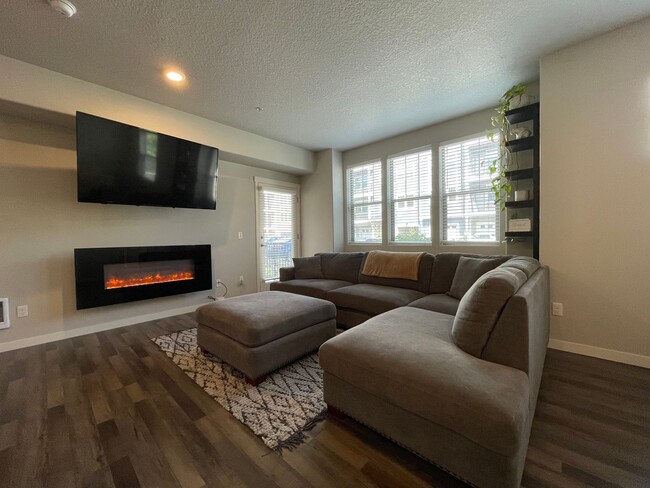 Building Photo - Bright 2Bd 2Ba Beaverton Condo!! By Nike, ...