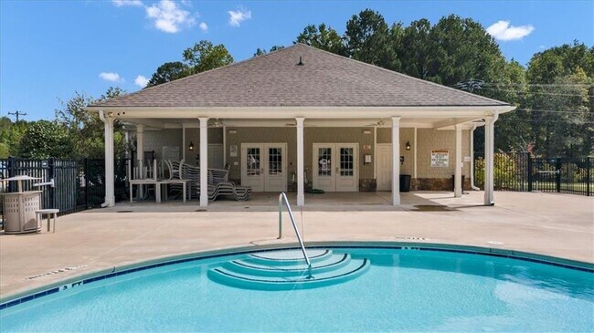 Building Photo - 167 Fernbrook Trl