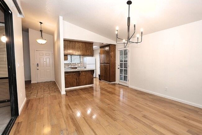 Building Photo - Beautiful corner halfplex available now for rent!