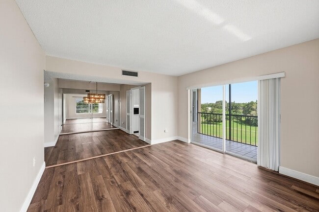Building Photo - 4158 Inverrary Dr