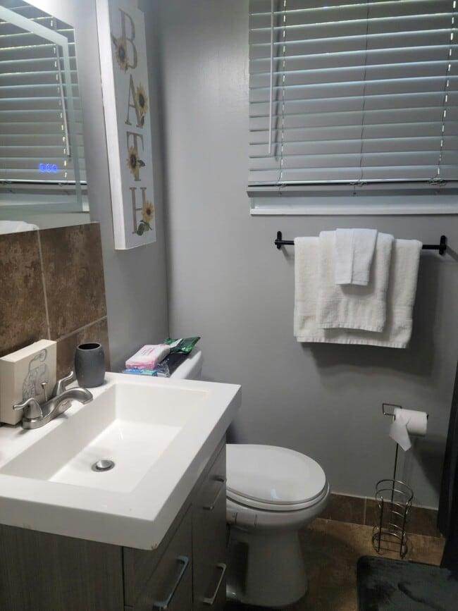 Building Photo - 4880 Barclay Square Dr