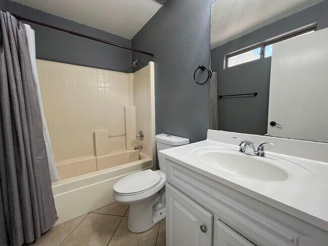 Building Photo - Charming 3-Bedroom Home in Horizons on Cam...