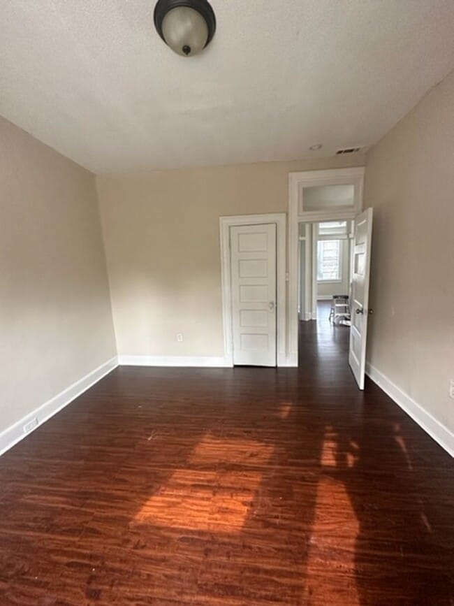Building Photo - 1 Bedroom & Den 3659 Cottage Ave