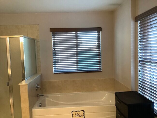 Building Photo - 2956 Aberdeen Dr