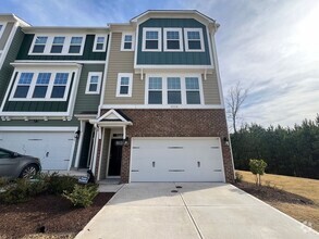 Building Photo - Newly Remodeled 4BD, 2.5BA Durham End Unit...