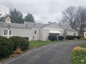 Building Photo - Sprawling Ranch in a Great Toledo Neighbor...