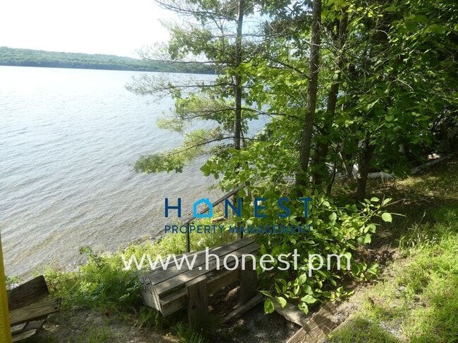 Building Photo - 523 Memorial Dr