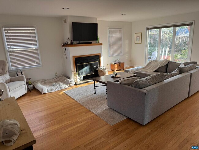 Building Photo - 1028 St Charles Ave