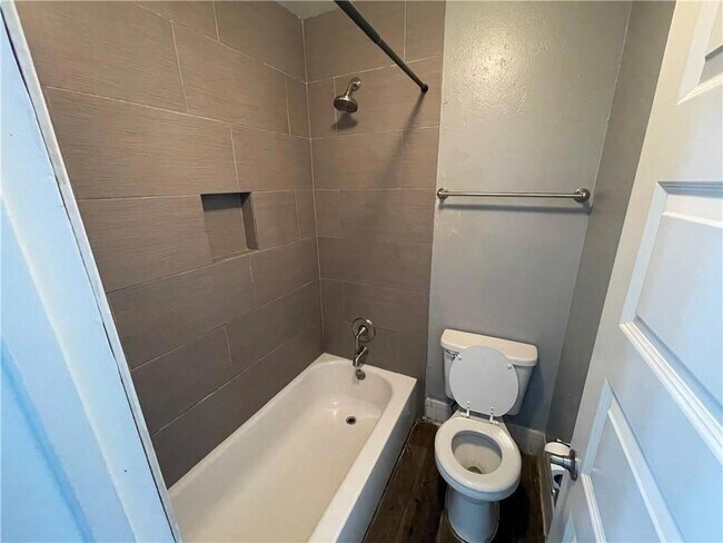 Building Photo - 305 E Croslin St