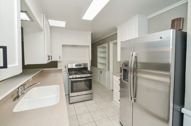 Building Photo - 9817 Cedardale Dr
