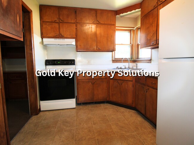Building Photo - Spacious 2 BR 1 BA House with Central Air and Enclosed Porch (SECTION 8 APPROVED)