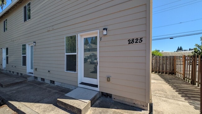 Building Photo - End unit Townhouse in Forest Grove